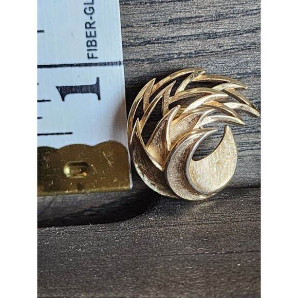 Trifari Crown Signed Vintage Clip On Feather Flame Gold Tone Earrings Textured - Picture 4 of 10